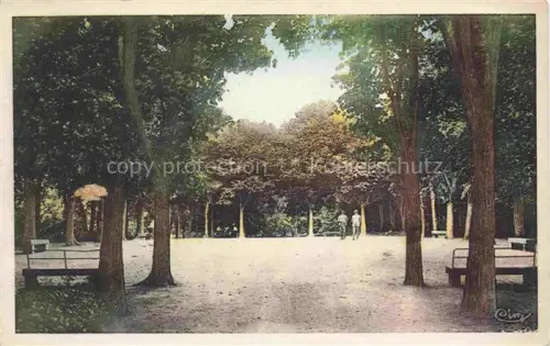 AK / Ansichtskarte Saint-Amand-Montrond Saint-Amand-Mont-Rond 18 Cher Parc-de-Montrond Baeume Allee Baenke Spaziergaenger Pavillon