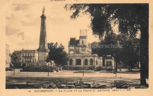 AK / Ansichtskarte Rochefort-sur-Mer 17 Charente-Maritime Place-et-la-Poste Obelisk Saule Postgebaeude Platz Baeume Denkmal Strassenszene