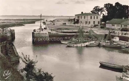 AK / Ansichtskarte Le Chateau-d Oleron Rochefort 17 Charente-Maritime Hafen Fischerboote Einfahrt Schleuse Kuestengebaeude Marennes Segelboot