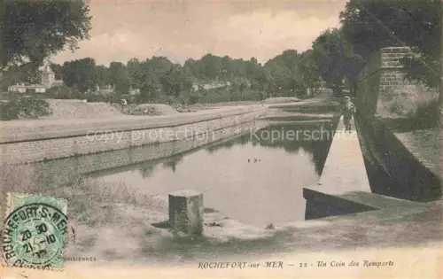 AK / Ansichtskarte Rochefort-sur-Mer 17 Charente-Maritime Remparts Graben Kanal Stadtmauer Allee Baeume Spaziergaenger