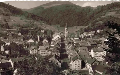 AK / Ansichtskarte Zell im Wiesental Schwarzwald BW Kirchturm Daecher Ortschaft Schwarzwald Wald Berge Wiesental