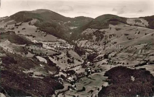 AK / Ansichtskarte Aitern Belchen Schwarzwald BW Holzinshaus Belchen Schwarzwald Tal Weide Wald Berge Dorf Luftbild