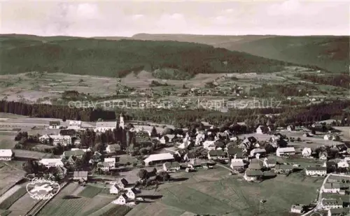 AK / Ansichtskarte Hoechenschwand Schwarzwald BW Luftbild Dorf Kirche Schwarzwald Huegel Felder Wald Haeuser Panorama