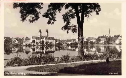 AK / Ansichtskarte Bad Waldsee Uferweg See Kirche Tuerme Spiegelung Ortschaft Baeume
