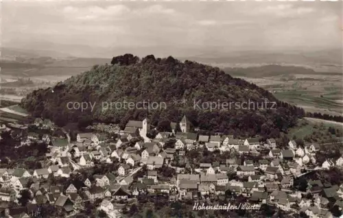 AK / Ansichtskarte Hohenstaufen 684m Goeppingen BW Hohenstaufen-Berg Ortschaft Kirche Luftaufnahme Haeuser Wald Felder