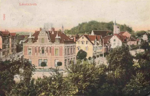 AK / Ansichtskarte Leutkirch Stadtansicht Wohnhaeuser Kirchturm Baeume Huegel Panorama-Stadtbild