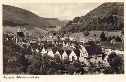 AK / Ansichtskarte Wiesensteig Goeppingen BW Zehntscheuer Stadtansicht Kirche Fachwerk Berge Wald Tal