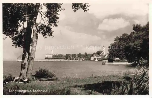 AK / Ansichtskarte Langenargen Bodensee Bodensee See Schloss Kirchturm Baeume Ufer Parkanlage