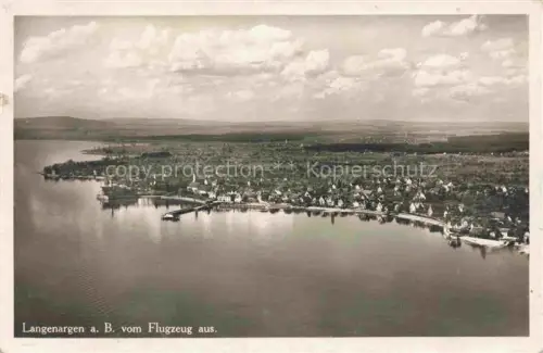 AK / Ansichtskarte Langenargen Bodensee Bodensee Seeufer Ortschaft Kirche Hafen Steg Waelder Felder