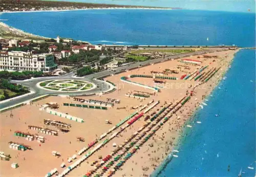 AK / Ansichtskarte RIMINI IT Riviera-Adriatica Strand Strandkabinen Adriatisches-Meer Hotel Kreisverkehr Fliegeraufnahme