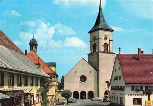 AK / Ansichtskarte Lenzkirch Hochschwarzwald BW St.-Nikolauskirche Rathaus Marktplatz Café-Baeckerei Kirchturm Fahnen Autos