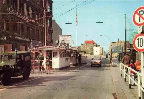 AK / Ansichtskarte BERLIN  CITY Checkpoint-Charlie Friedrichstrasse Auslaenderuebergang Grenzuebergang US-Armee Jeep Grenzposten Schlagbaum Soldat
