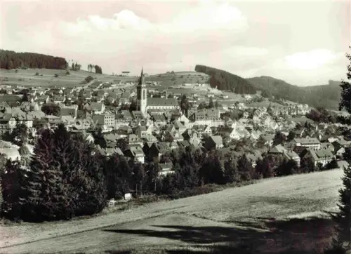 AK / Ansichtskarte Neustadt Schwarzwald Titisee-Neustadt BW Stadtpanorama Kirche Wohnhaeuser Schwarzwald Nadelwald Huegel Felder Hoehenluftkurort