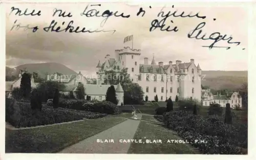 AK / Ansichtskarte Blair Atholl Pitlochry Scotland UK Blair-Castle Schloss Flagge Garten Park Perthshire Schottland