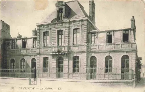 AK / Ansichtskarte Crotoy Le 80 Somme Mairie Rathaus Backsteingebaeude Liberté-Égalité-Fraternité Zaun Weinhandel