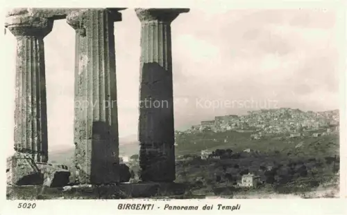 AK / Ansichtskarte Girgenti Agrigento Sicilia IT Tempelsaeulen Tempel Stadtpanorama Huegel antike-Ruinen