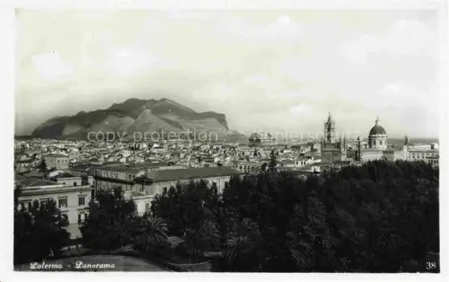 AK / Ansichtskarte PALERMO  Sicilia IT Stadtpanorama Berge Cattedrale Kuppeln Baeume Daecher Gesamtansicht-Palermo