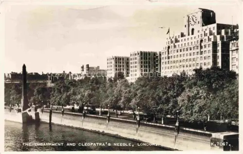 AK / Ansichtskarte London Colney St Albans UK Embankment Cleopatra s-Needle Themse Obelisk Uferpromenade Thames Hochhaeuser Strassenlampen