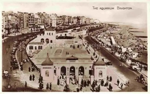 AK / Ansichtskarte BRIGHTON  East Sussex UK Aquarium Strandpromenade Strand Meer Autos Passanten Uferstrasse Badegaeste