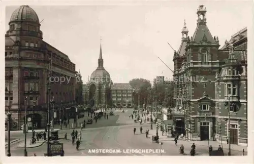 AK / Ansichtskarte Amsterdam  NL Leidscheplein Stadsschouwburg Strassenszene Passanten Autos Strassenbahn Jugendstilgebaeude
