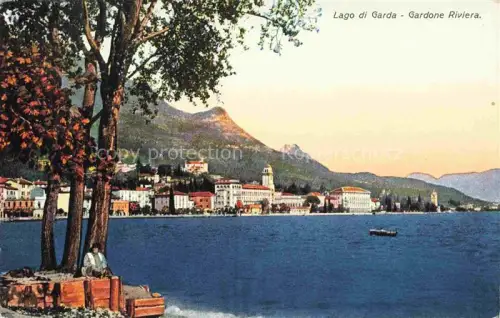 AK / Ansichtskarte Gardone Riviera di Garda Fasano Lombardia IT Lago-di-Garda Gardone-Riviera See Altstadt Kirchturm Berge Uferpromenade