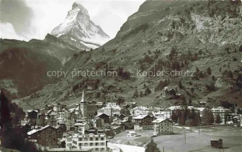 AK / Ansichtskarte ZERMATT VS Matterhorn Dorf Kirche Berge Alpen S/W-Fotokarte Gebirgstal Hotels
