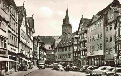 AK / Ansichtskarte Wertheim Main BW Marktplatz Fachwerk Kirchturm Autos Geschaefte Strassenszene Altstadt