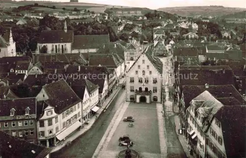 AK / Ansichtskarte BAD MERGENTHEIM BW Marktplatz Rathaus Strassenszene Autos Daecher Kirche Huegellandschaft Vogelperspektive