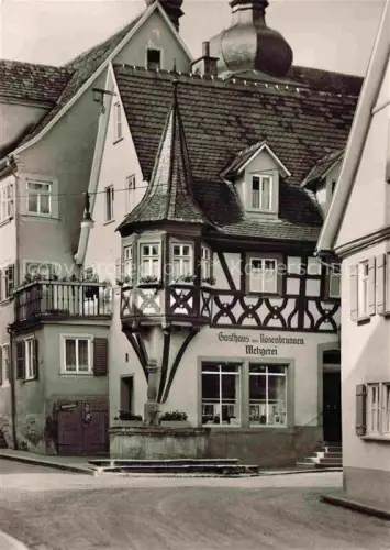 AK / Ansichtskarte Weikersheim Rosenbrunnen Gasthaus-zum-Rosenbrunnen Metzgerei Fachwerk Erker Altstadt