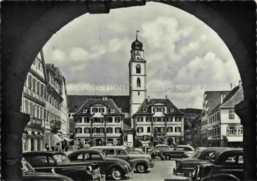 AK / Ansichtskarte BAD MERGENTHEIM BW Marktplatz Stadtkirche Autos Torbogen Geschaefte Parkplatz