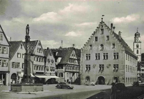 AK / Ansichtskarte BAD MERGENTHEIM BW Heinrich-Ehrler-Platz Ratskeller Rathaus Marktbrunnen Fachwerk VW-Kaefer Marktplatz