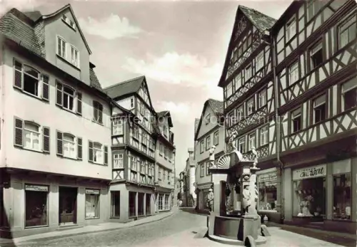AK / Ansichtskarte Wertheim Main BW Engelsbrunnen Brunnen Fachwerkhaus Altstadt Gasse Figuren Geschaefte