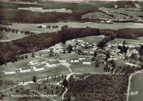 AK / Ansichtskarte Neutrauchburg Isny Allgaeu Bayern Fliegeraufnahme Luftbild Kurort Wohnhaeuser Felder Wald Isny Allgaeu
