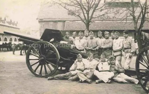 AK / Ansichtskarte Geschuetze Militaria Soldaten Panzer Tank
