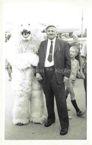 AK / Ansichtskarte Eisbaerkostuem Eisbaer Icebear White Bears Ours Polaire Bear Orso-- 