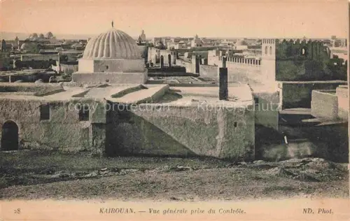 AK / Ansichtskarte KAIROUAN Qairawan Tunesie Vue-generale Controle Kuppel Moschee Altstadt Minarett Stadtmauer Lehmbauten