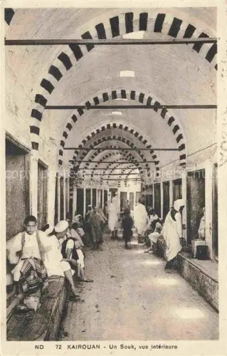 AK / Ansichtskarte KAIROUAN Qairawan Tunesie Souk Vue-interieure Gewoelbe Haendler Maenner Bogen Markt