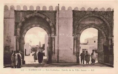 AK / Ansichtskarte KAIROUAN Qairawan Tunesie Bab-Djelladine Stadttor Entree-de-la-Ville-Sainte Bogen Stadtmauer Passanten Minarett