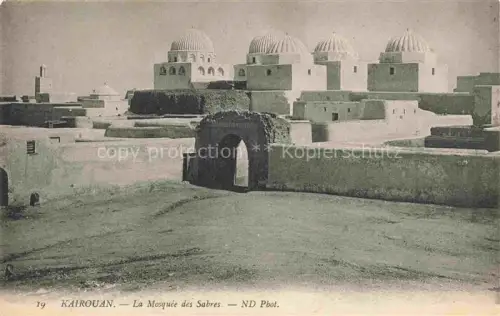 AK / Ansichtskarte KAIROUAN Qairawan Tunesie Mosquée-des-Sabres Kuppeln Mausoleum Lehmbauten Stadtmauer Tor