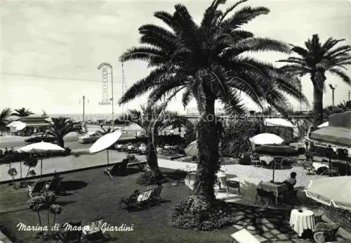 AK / Ansichtskarte Marina di Massa Toscana IT Giardini Palmen Liegestuehle Sonnenschirme Meer Restaurant Strandpromenade