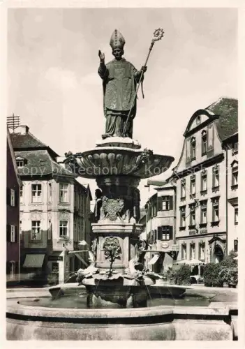 AK / Ansichtskarte Eichstaett Oberbayern Brunnendenkmal Willibald Brunnen Marktplatz Bischof Statue Altstadt Fachwerkhaeuser