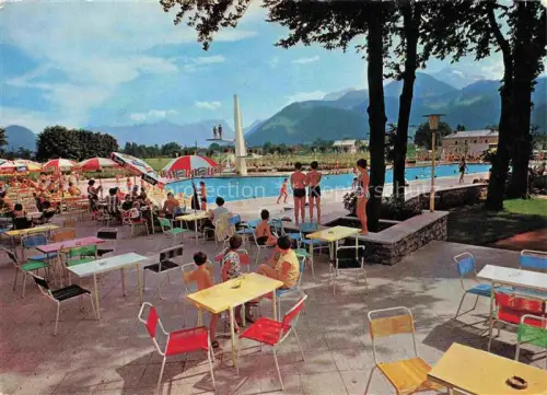 AK / Ansichtskarte Hallein Salzburg AT Schlossbad-Wispach Schwimmbad Freibad Berge Tennengebirge Hoher-Goell Sonenschirme Badegaeste