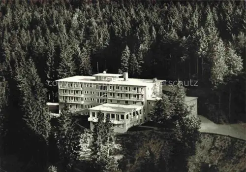 AK / Ansichtskarte Sand Buehl Schwarzwald BW Kurklinik-Berghof Sanatorium Wald Schwarzwaldhochstrasse Luftbild Nadelwald