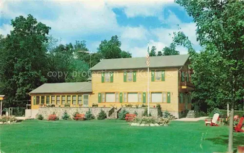 AK / Ansichtskarte Kingston New York USA Preis-Pine-Wood-Lodge Ferienhotel Rasen Fahnenmast Gartenstuehle Baeume Catskills