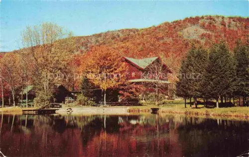 AK / Ansichtskarte Pomona New York USA Krucker s-Restaurant-Grove Ferienanlage See Herbstfarben Berge Blockhaus Steg