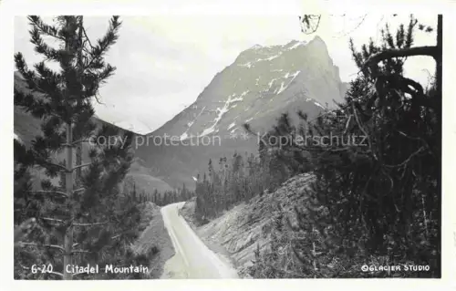AK / Ansichtskarte Citadel Mountain Glacier National Park Montana USA Citadel-Mountain Glacier-National-Park Berge Strasse Wald Schnee Baeume Berglandschaft