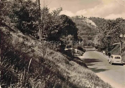 AK / Ansichtskarte Bad Sulza Thueringen Sonnenburg Strasse Huegel Burg Baeume Spaziergaenger Auto