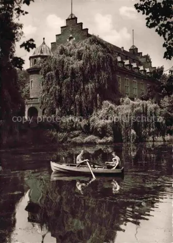 AK / Ansichtskarte Gladbeck Haus-Wittringen Wasserburg Graben Ruderboot Trauerweide S/W-Fotokarte