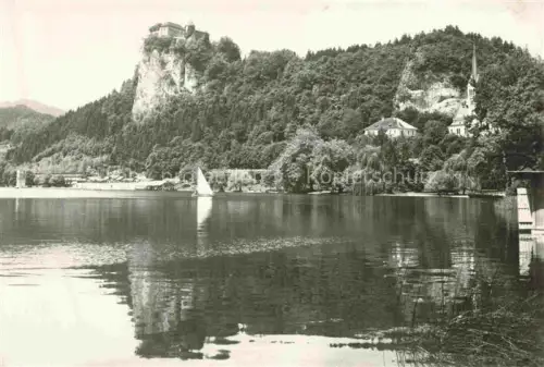 AK / Ansichtskarte Bled Gorenjska Oberkrain Slovenia Blejsko-jezero Bled-Burg See Segelboot Kirche Burgfelsen Spiegelung
