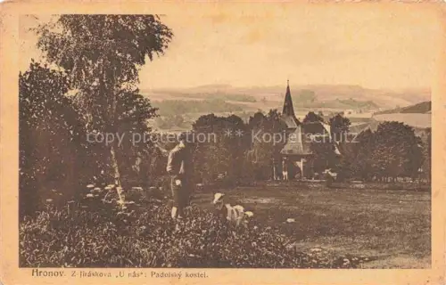 AK / Ansichtskarte Hronov Hronow CZ Padolský-kostel Jiráskova-U-nás Kirche Wiese Baeume Mann Landschaft Huegel